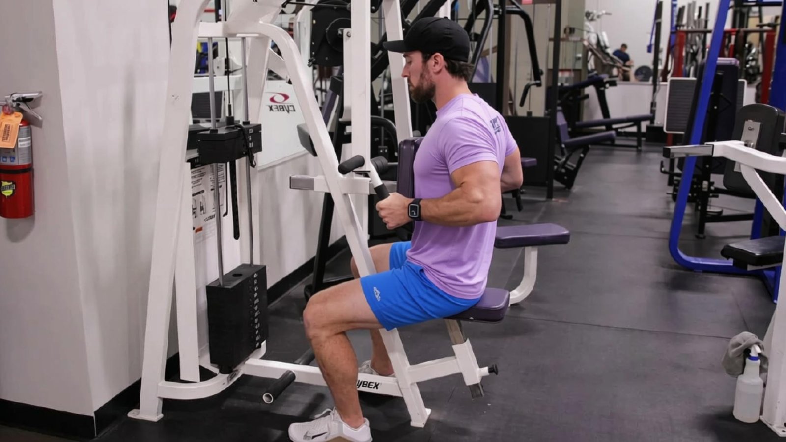 Person using a seated rowing machine to strengthen the back with controlled horizontal pulling.